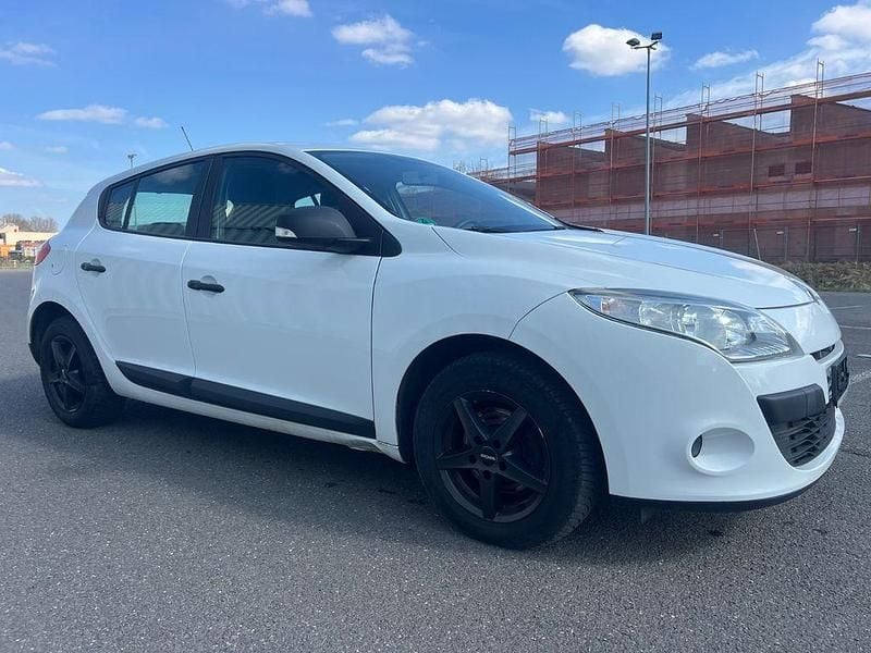 Gebraucht Renault Mégane Authentique 101 PS (74 kW) 2011 Weiß Limousine