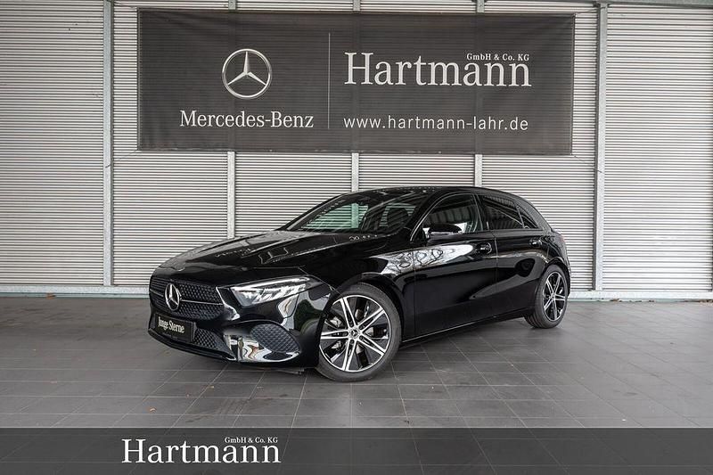 Kosmosschwarz Gebraucht 2024 Mercedes A200 Advanced Kleinwagen | 31.750 € (Fairer Preis) - Bild 1/4