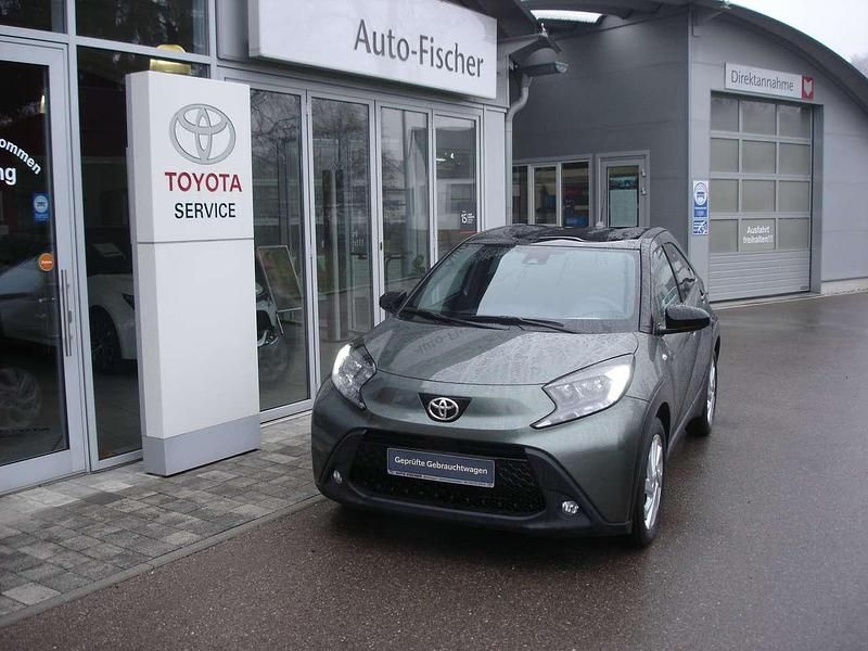 Cardamon grün Gebraucht 2023 Toyota Aygo Pulse Kleinwagen | 15.290 € (Fairer Preis) - Bild 1/4