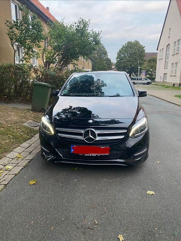 Schwarz Gebraucht 2015 Mercedes B180 Edition Van / Kleinbus | 6.500 € (Guter Preis) - Bild 1/4