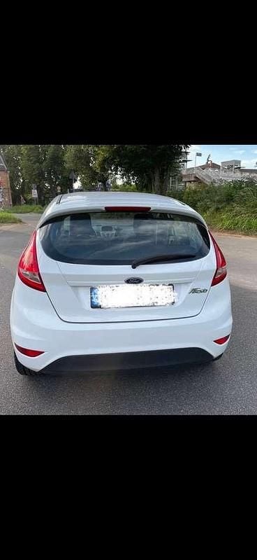 Gebraucht Ford Fiesta Ambiente 60 PS (44 kW) 2009 Weiß Kleinwagen
