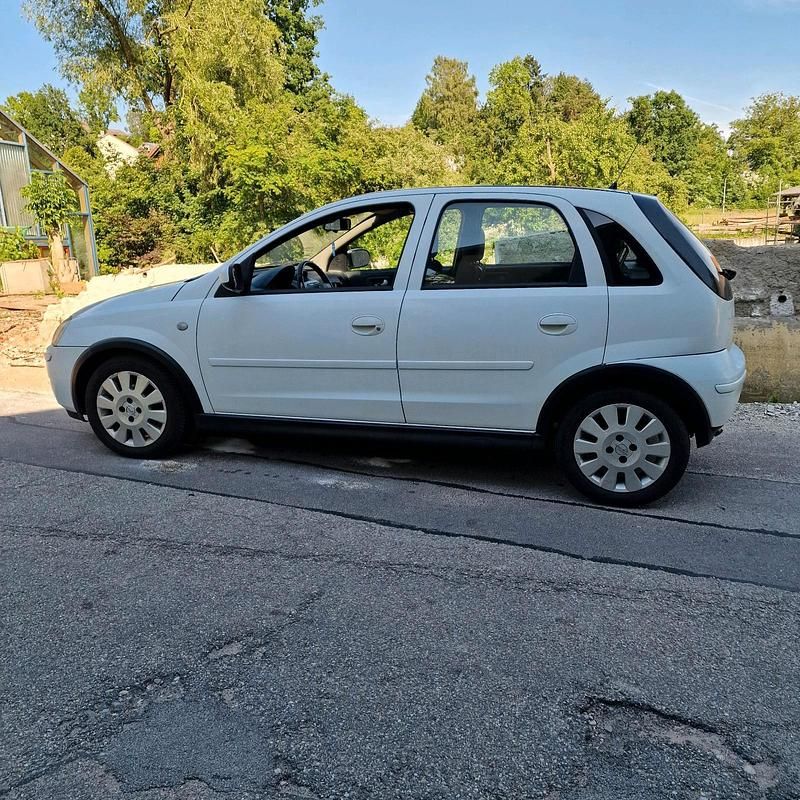 Weiß Gebraucht 2005 Opel Corsa Kleinwagen | 1.800 € (Etwas zu teuer) - Bild 1/4