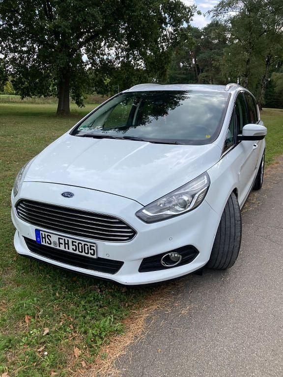 Weiß Gebraucht 2017 Ford S-MAX Titanium Van / Kleinbus | 15.490 € (Teuer) - Bild 1/4