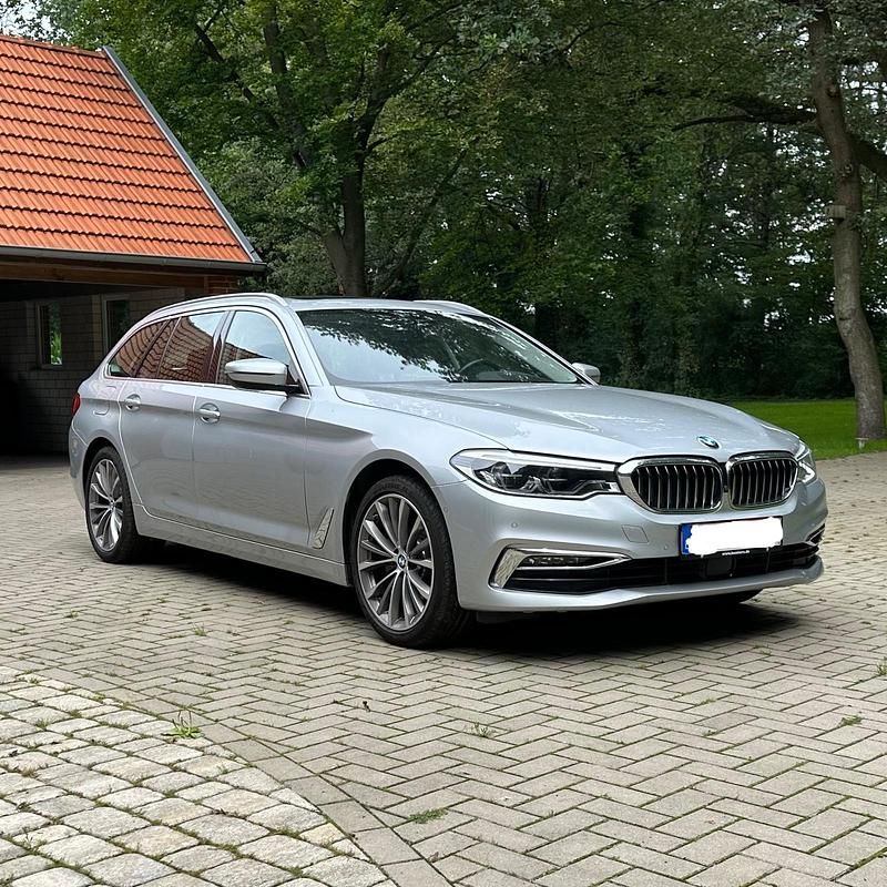 Silber Gebraucht 2019 BMW 520 Luxury Line Kombi | 21.200 € (Guter Preis) - Bild 1/4