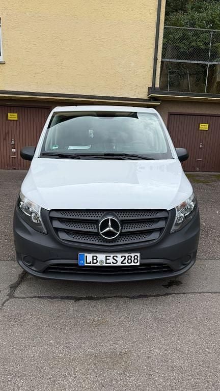 Weiß Gebraucht 2023 Mercedes Vito Van / Kleinbus | 22.499 € (Fairer Preis) - Bild 1/4