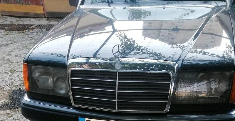 Schwarz Gebraucht 1989 Mercedes E300 Limousine | 12.000 € - Bild 1/4
