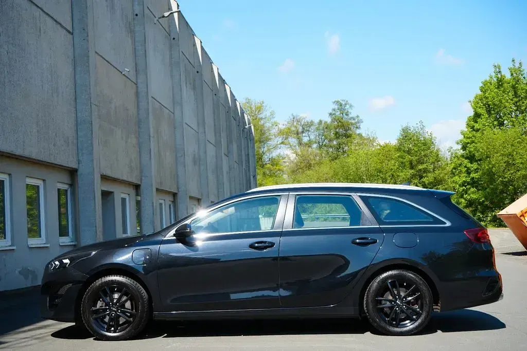 Używany Kia Ceed Vision 141 KM (103 kW) 2022 Czarny Hatchback