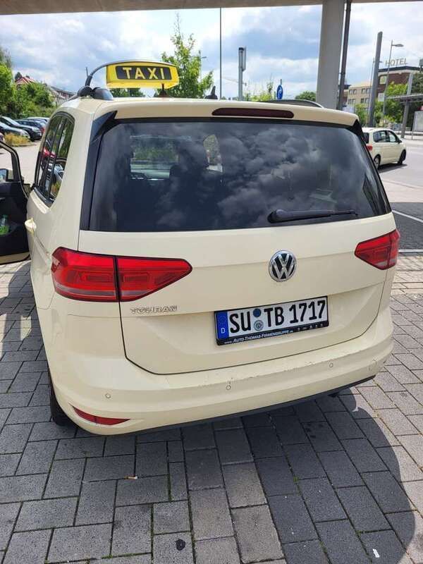 Beige Gebraucht 2020 VW Touran Trendline Van / Kleinbus | 11.200 € (Etwas zu teuer) - Bild 1/4