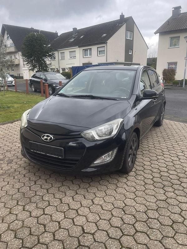 Schwarz Gebraucht 2014 Hyundai i20 Limousine | 2.800 € - Bild 1/4