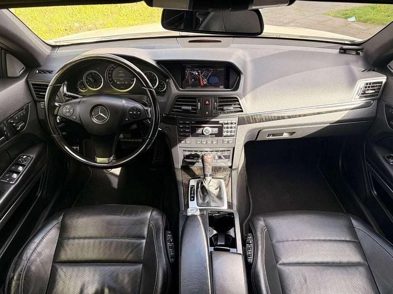 Gebraucht Mercedes E500 AMG 387 PS (284 kW) 2009 Calcitweiss/zirrusweiss Coupé