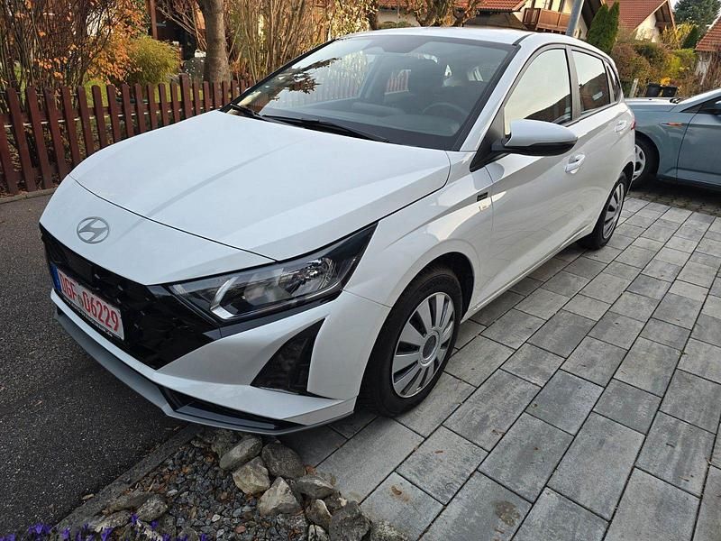 Weiß Gebraucht 2024 Hyundai i20 Kleinwagen | 16.650 € (Guter Preis) - Bild 1/4