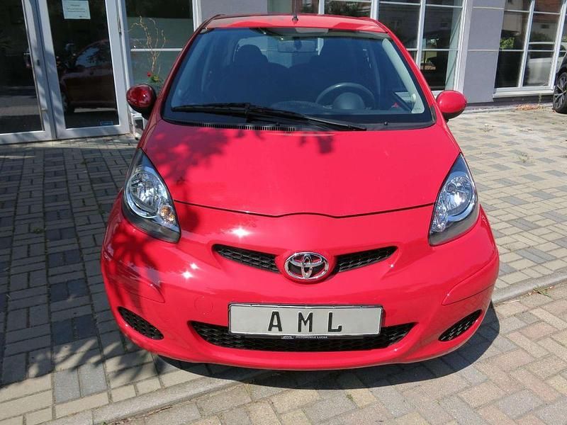 Gebraucht Toyota Aygo Basis 68 PS (50 kW) 2011 Rot Kleinwagen