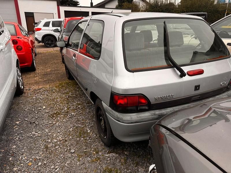 Gebraucht Renault Clio 75 PS (55 kW) 1997 Silber Kleinwagen