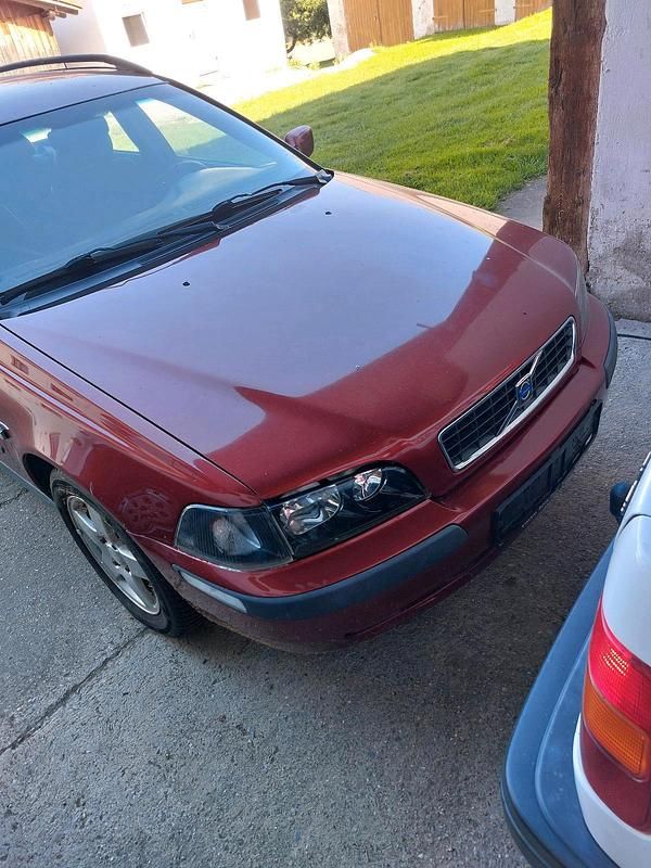 Rot Gebraucht 2001 Volvo V40 Kombi | 300 € (Superpreis) - Bild 1/4