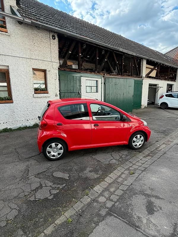 Gebraucht Toyota Aygo 68 PS (50 kW) 2008 Rot Kleinwagen