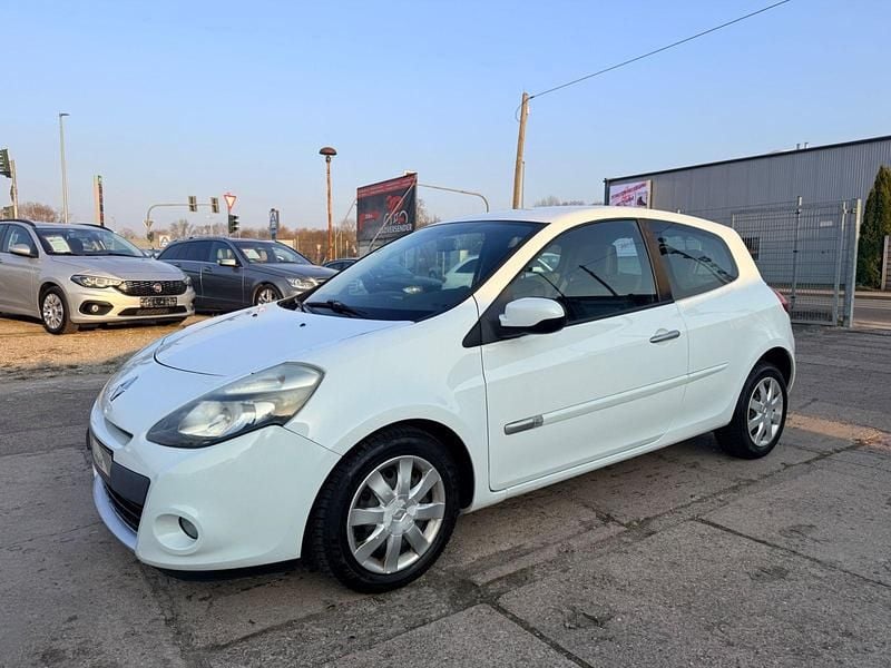 Gebraucht Renault Clio III Dynamique 101 PS (74 kW) 2011 Weiß Kleinwagen