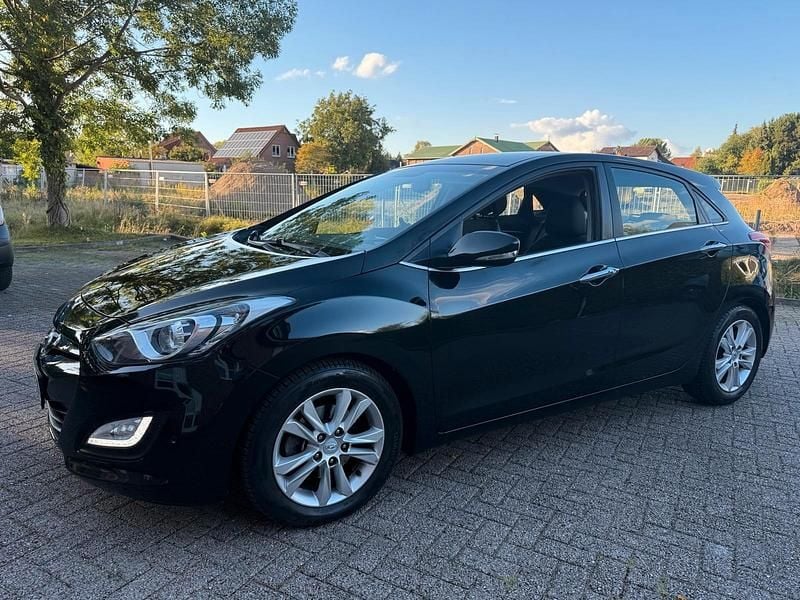 Schwarz Gebraucht 2012 Hyundai i30 Style Limousine | 9.990 € (Teuer) - Bild 1/4
