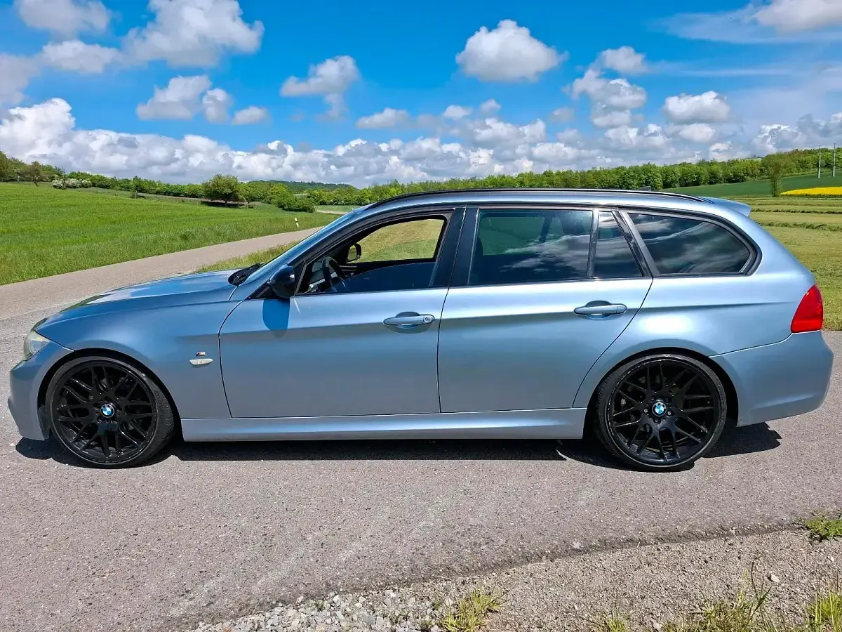Gebraucht BMW 320 Basis 184 PS (135 kW) 2010 Blau Kombi