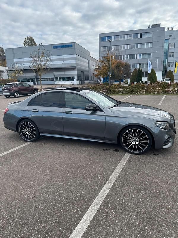 Grau Gebraucht 2018 Mercedes E300 Limousine | 35.500 € - Bild 1/4