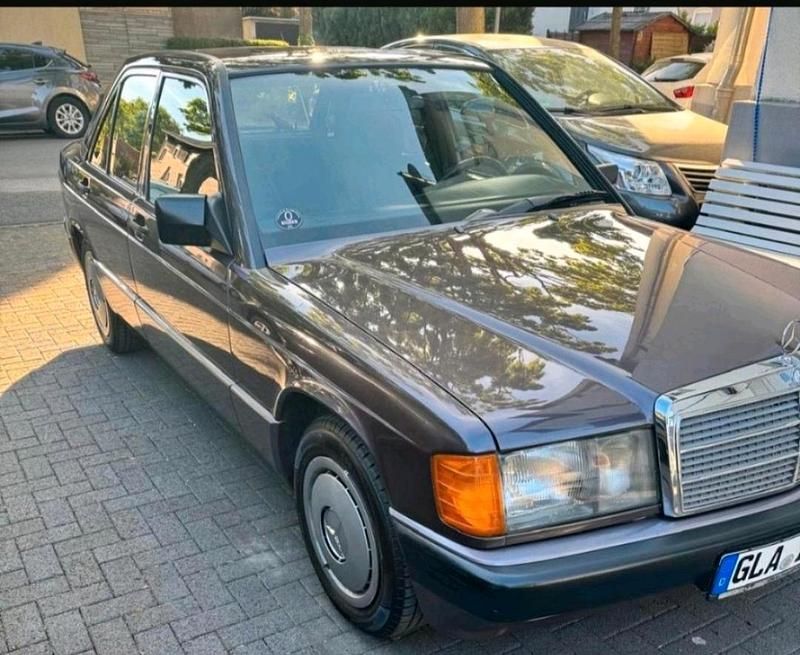 Gebraucht Mercedes 190 109 PS (80 kW) 1990 Violet Limousine