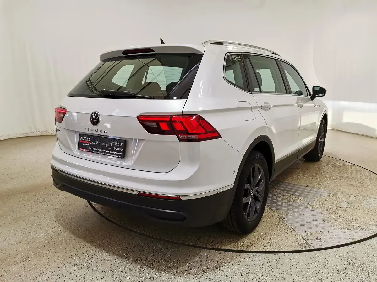 Gebraucht VW Tiguan Allspace Life 150 PS (110 kW) 2023 Oryxweiß perlmutteffekt SUV