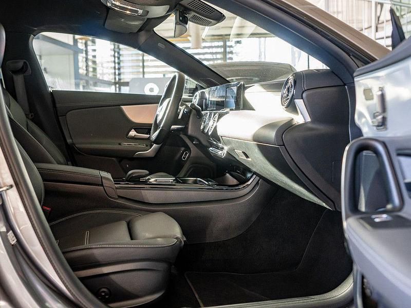 Gebraucht Mercedes CLA220 Shooting Brake AMG 190 PS (139 kW) 2022 Grau / mountaingrau Kombi