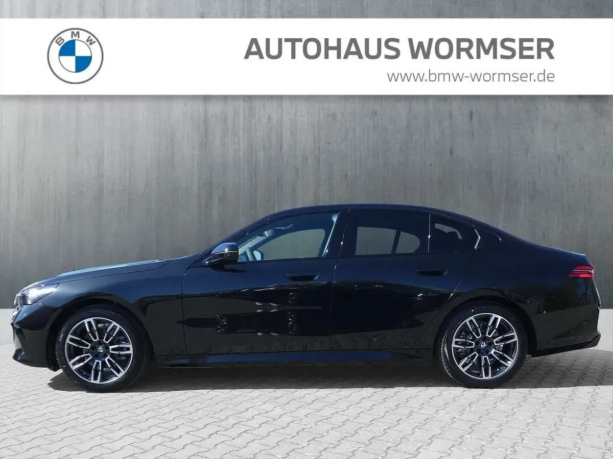 Neu BMW 520 M Sport 197 PS (144 kW) 2026 Black sapphire Limousine