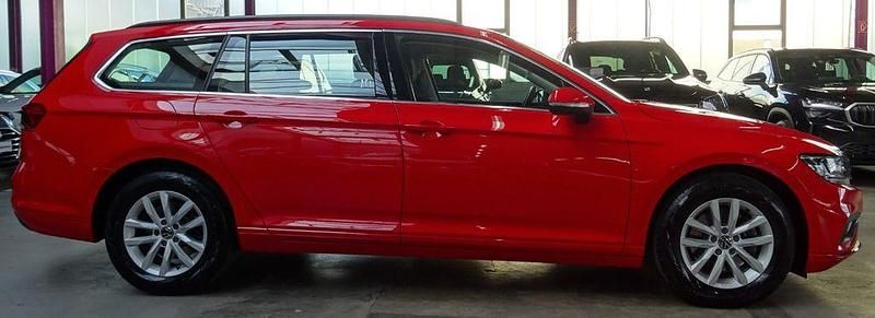 Gebraucht VW Passat 122 PS (89 kW) 2023 Rot Kombi