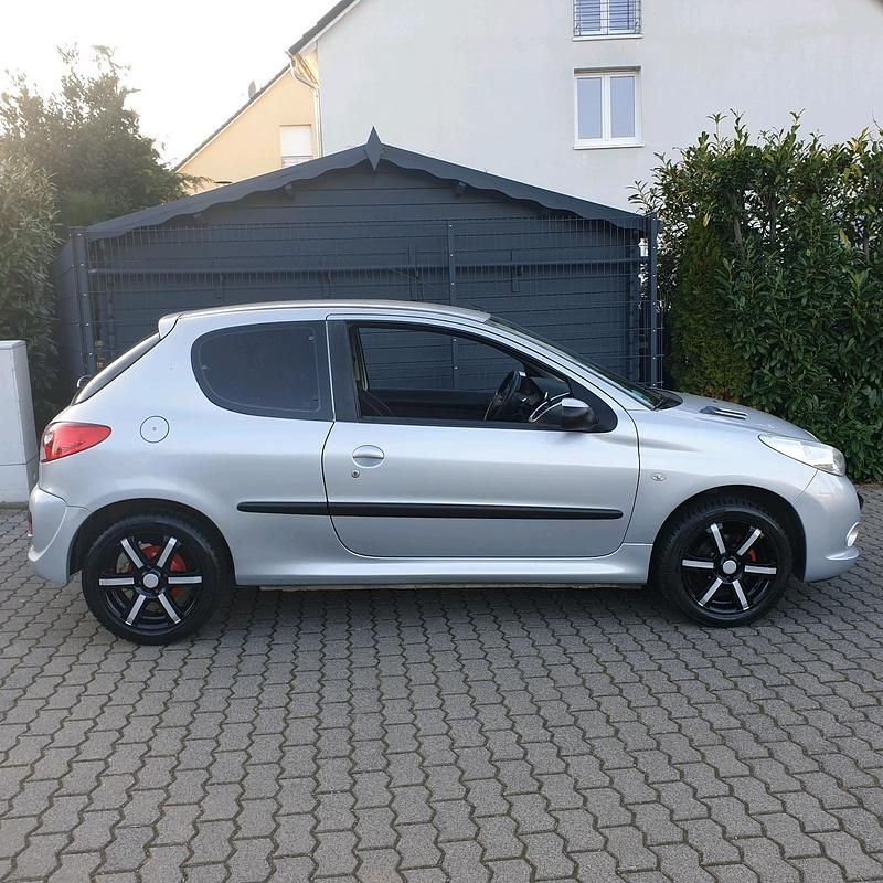 Gebraucht Peugeot 206 60 PS (44 kW) 2010 Silber Kleinwagen