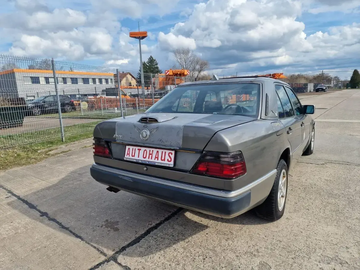 Gebraucht Mercedes E220 150 PS (110 kW) 1992 Grau Limousine