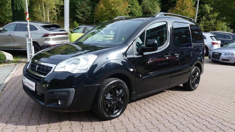 Schwarz Gebraucht 2017 Peugeot Partner Tepee Van / Kleinbus | 8.990 € (Guter Preis) - Bild 1/4