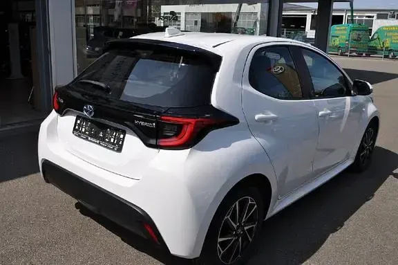 Gebraucht Toyota Yaris Basis 116 PS (85 kW) 2022 Schneeweiß Kleinwagen