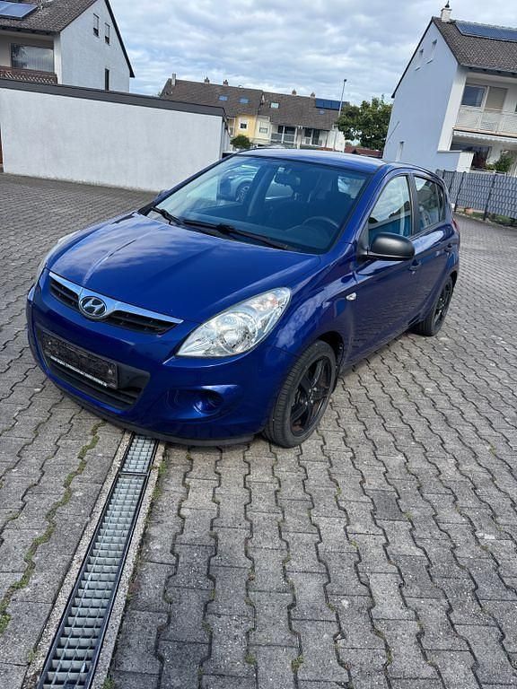 Blau Gebraucht 2012 Hyundai i20 Comfort Limousine | 7.390 € (Fairer Preis) - Bild 1/4