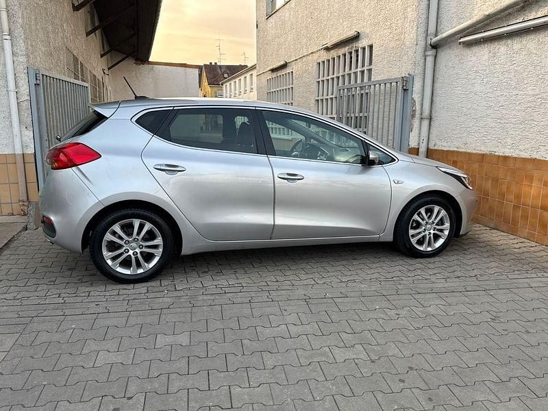 Gebraucht Kia Ceed 135 PS (99 kW) 2013 Silber Kleinwagen
