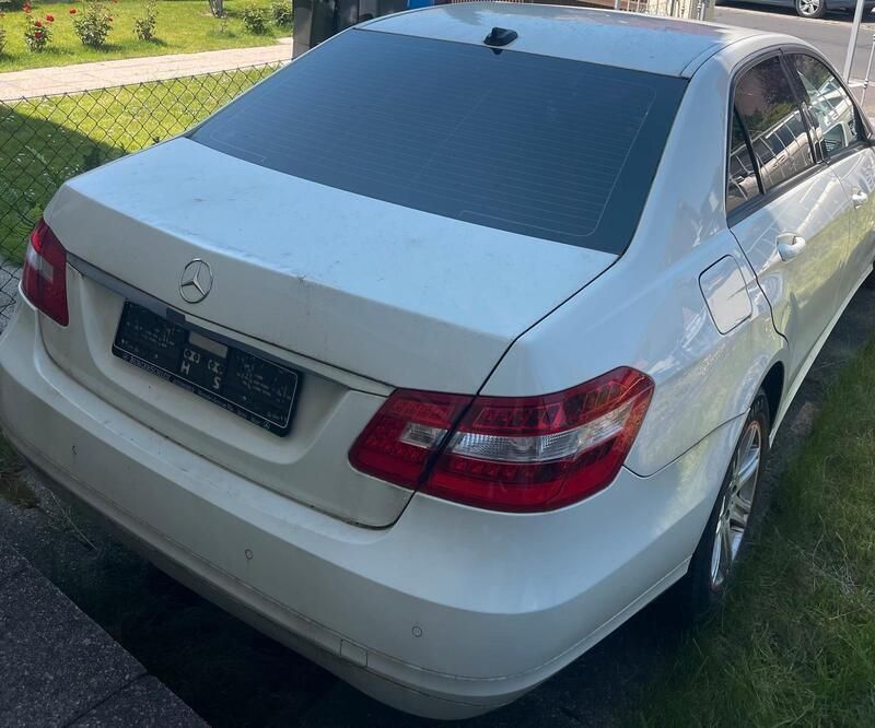 Weiß Gebraucht 2010 Mercedes E200 Limousine | 3.500 € - Bild 1/4