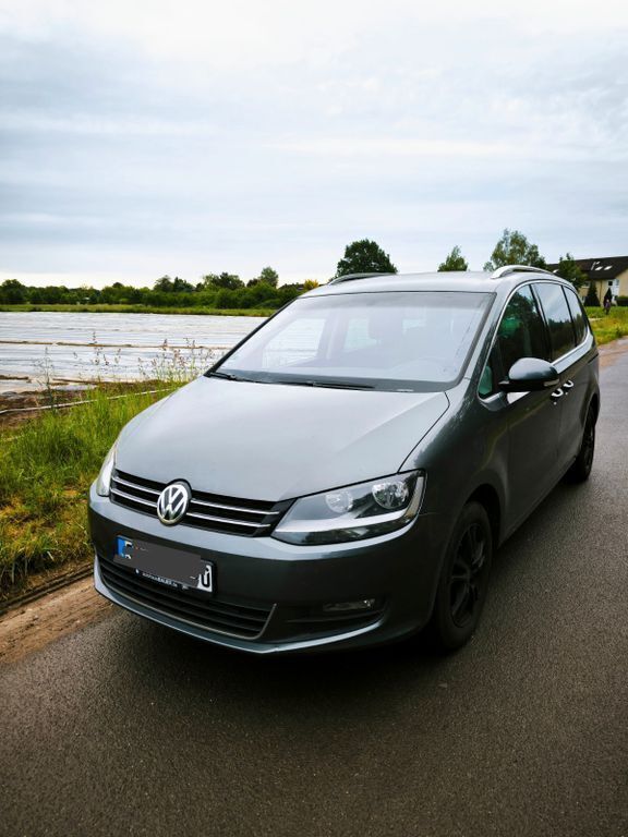 Grau Gebraucht 2017 VW Sharan Comfortline Van / Kleinbus | 19.999 € (Guter Preis) - Bild 1/4
