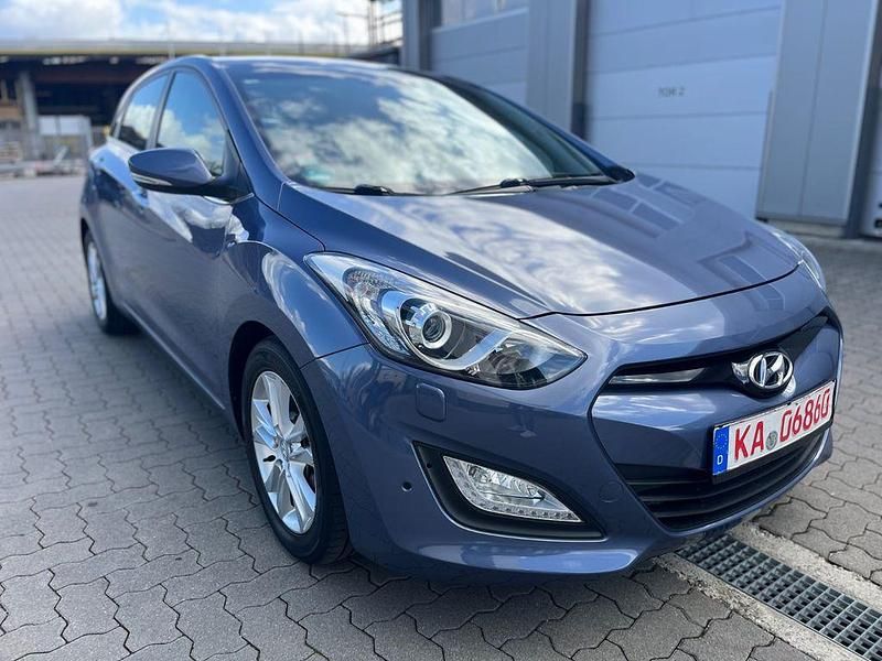 Gebraucht Hyundai i30 Style 135 PS (99 kW) 2012 Blau Limousine