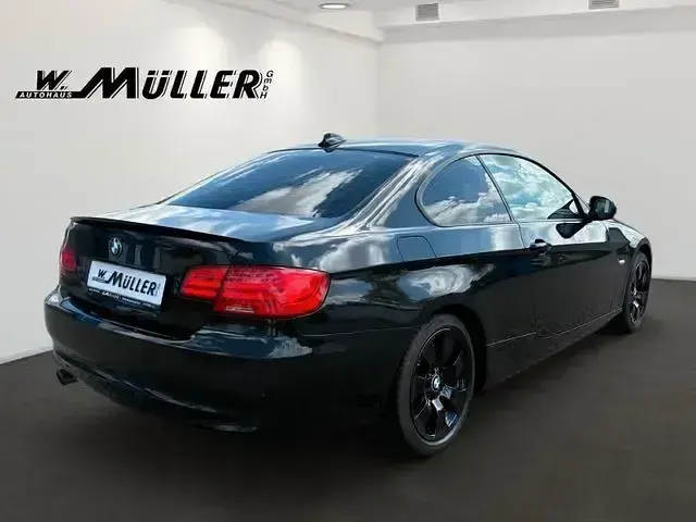 Gebraucht BMW 320 170 PS (125 kW) 2013 Saphirschwarz Coupé