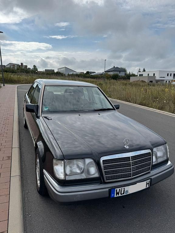 Schwarz Gebraucht 1994 Mercedes E280 Limousine | 12.100 € - Bild 1/4
