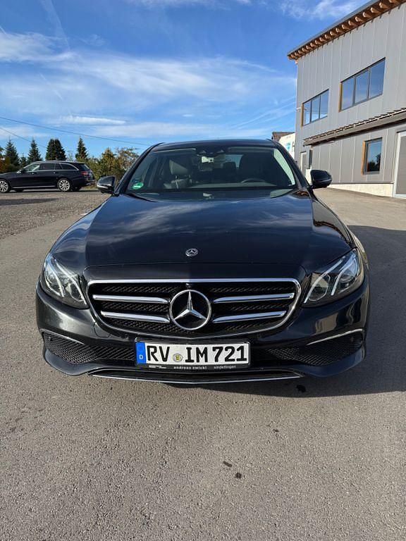 Gebraucht Mercedes E220 194 PS (142 kW) 2019 Schwarz Limousine