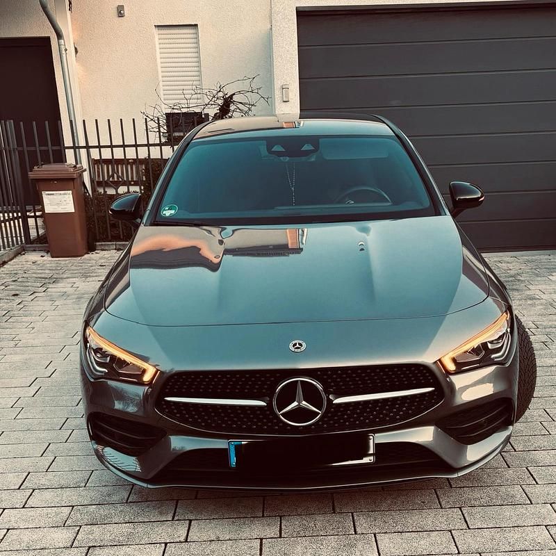 Grau Gebraucht 2022 Mercedes CLA200 Shooting Brake AMG Kombi | 27.500 € (Superpreis) - Bild 1/4