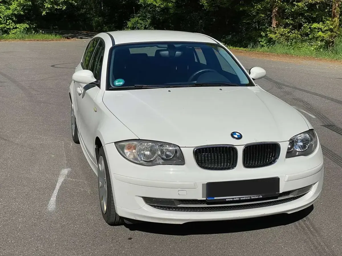 Gebraucht BMW 116 122 PS (89 kW) 2009 Weiß Kleinwagen