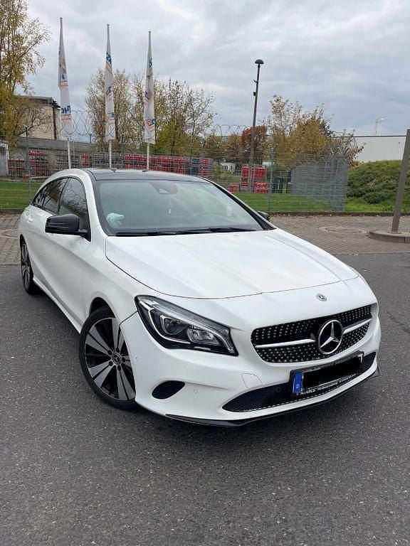 Weiß Gebraucht 2018 Mercedes CLA200 Shooting Brake Edition Kombi | 19.800 € (Guter Preis) - Bild 1/4