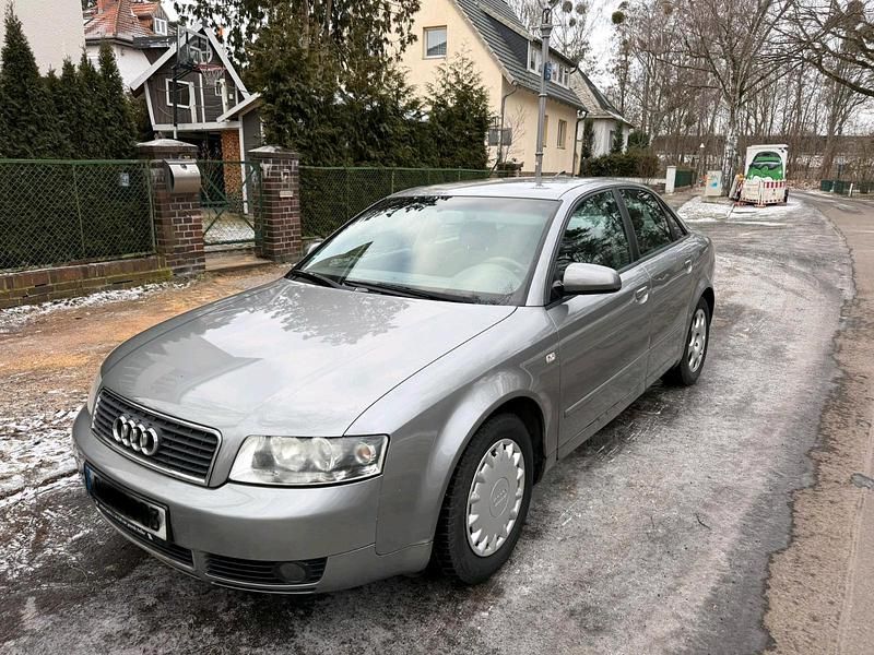 Grau Gebraucht 2003 Audi A4 Limousine | 990 € (Superpreis) - Bild 1/4