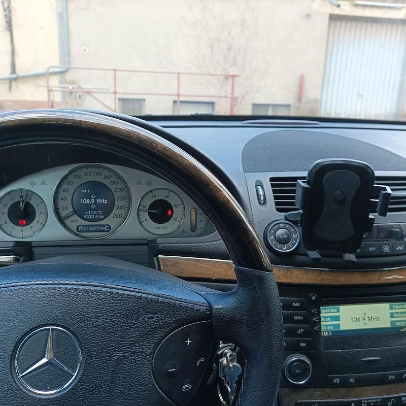 Schwarz Gebraucht 2005 Mercedes E320 Avantgarde Limousine | 3.000 € (Superpreis) - Bild 1/4