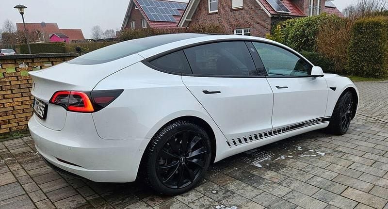 Gebraucht Tesla Model 3 Standard Range Plus 239 kW (325 PS) 2021 Weiß Limousine