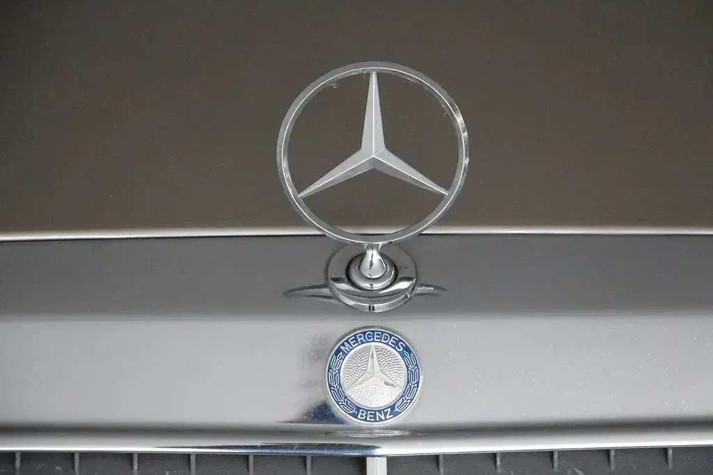 Gebraucht Mercedes E250 90 PS (66 kW) 1991 Gold Limousine