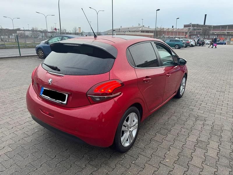 Gebraucht Peugeot 208 Allure 99 PS (72 kW) 2017 Rot Kleinwagen