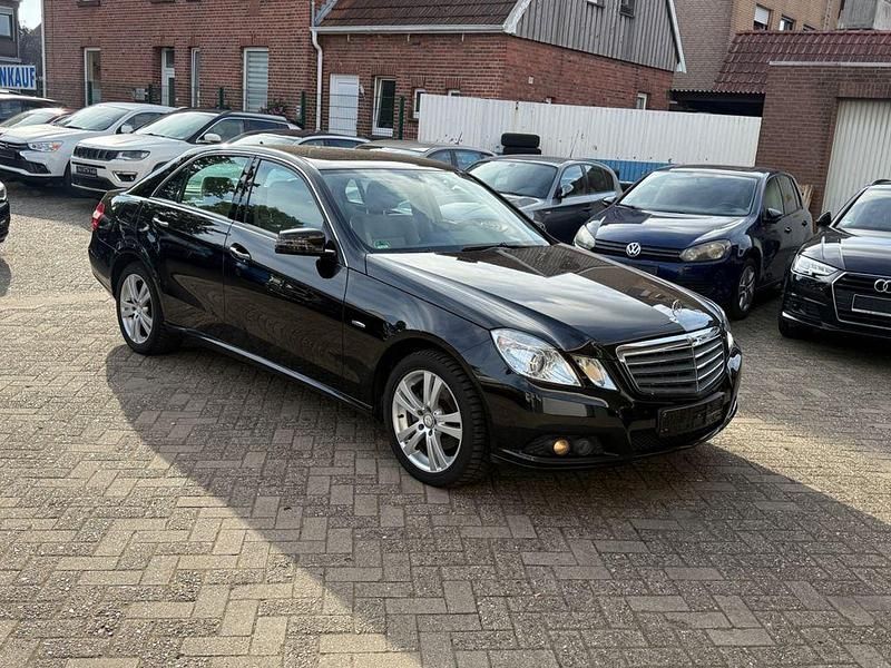 Schwarz Gebraucht 2010 Mercedes E200 Limousine | 11.900 € (Fairer Preis) - Bild 1/4