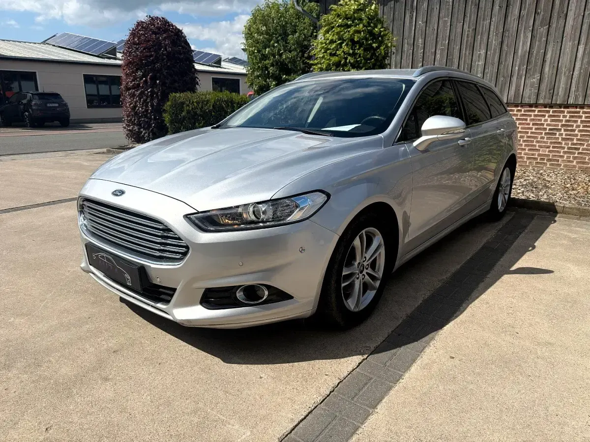 Usado Ford Mondeo Titanium 160 CV (117 kW) 2016 Plateado Familiar